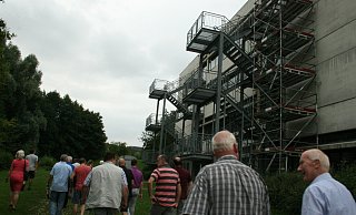 Zunehmender Ärger: Die Mitglieder des Extertaler Bauausschusses lassen sich die Sanierung der Sekundarschule erläutern. Es gibt viel Kritik. Auf dem Foto ist rechts das Baugerüst zu sehen. Es steht seit September, weil die Dachsanierung nicht so gelaufen ist, wie die Gemeinde sie sich vorgestellt hat. - Sylvia Frevert
