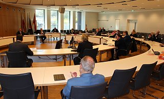 Auch f&uuml;r die Sitzungen des Kreistags gelten derzeit strenge Abstandsregeln. - Archivfoto: Astrid Sewing