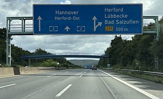 Die Fahrspuren auf der A2 sind in Höhe der Schnapsbrücke (im Hintergrund) wieder frei. - Thomas Reineke Die Fahrspuren auf der A2 sind in Höhe der Schnapsbrücke (im Hintergrund) wieder frei. - Thomas Reineke