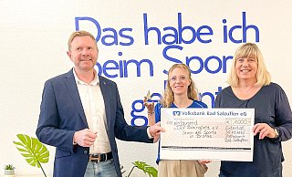 Carlo Eggers und Melissa Nax vom TSV Bösingfeld (Mitte) zusammen mit Katrin Steinmeier, Geschäftsstellenleiterin der Volksbank Bad Salzuflen in Bösingfeld. - TSV Bösingfeld Carlo Eggers und Melissa Nax vom TSV Bösingfeld (Mitte) zusammen mit Katrin Steinmeier, Geschäftsstellenleiterin der Volksbank Bad Salzuflen in Bösingfeld. - TSV Bösingfeld