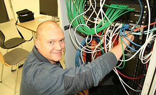 Kümmert sich um den schuleigenen Server: Andreas Schell, Informatik- und Englischlehrer am Gymnasium Barntrup. - Sylvia Frevert(LZ) Kümmert sich um den schuleigenen Server: Andreas Schell, Informatik- und Englischlehrer am Gymnasium Barntrup. - Sylvia Frevert(LZ)