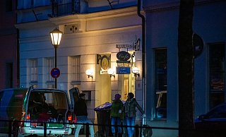 Am späten Mittwochnachmittag gab es bereits Bewegung vor dem Eingang des Café Elbing. An der Bordsteinkante wurde eifrig ein- und ausgeladen. - Raphael Bartling
