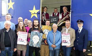 Alle gemeinsam für ein buntes Bahnhofsfest 2025: Kurator Jürgen Scheffler (vorne links) und seine Mitstreiterinnen und Mitstreiter. - Rudi Rudolph Alle gemeinsam für ein buntes Bahnhofsfest 2025: Kurator Jürgen Scheffler (vorne links) und seine Mitstreiterinnen und Mitstreiter. - Rudi Rudolph