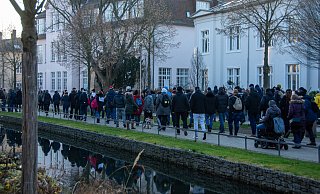 Rund 150 Menschen sind am Samstag im Rahmen eines unangemeldeten Protestmarsches gegen die Corona-Maßnahmen durch die Detmolder Innenstadt gezogen. - Raphael Bartling Rund 150 Menschen sind am Samstag im Rahmen eines unangemeldeten Protestmarsches gegen die Corona-Maßnahmen durch die Detmolder Innenstadt gezogen. - Raphael Bartling