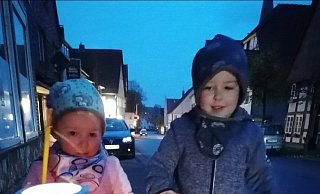 Die kleine Renée (3) und ihr Bruder Lukas (4) sind stolz auf ihre Laternen. Deshalb möchte ihre Mutter Susanne Madest ihnen und anderen Kindern das Martinssingen in Corona-konformer Form ermöglichen. - Susanne Madest Die kleine Renée (3) und ihr Bruder Lukas (4) sind stolz auf ihre Laternen. Deshalb möchte ihre Mutter Susanne Madest ihnen und anderen Kindern das Martinssingen in Corona-konformer Form ermöglichen. - Susanne Madest