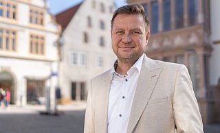 „Der Bund will den Kommunen helfen, aber das Land greift ihnen dabei in dieTasche“, sagt Alexander Baer, finanzpolitischer Sprecher derSPD-Landtagsfraktion und Bürgermeisterkandidat in Lemgo. - SPD-Kreisverband Lippe