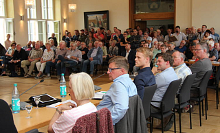 Volles Haus: Beim ersten Dialogabend verfolgen etliche Bürger die Ausführungen von Stadtverwaltung und Kreis Lippe. Auch Vertreter aus der Politik sind zugegen (vorne). - Jana Beckmann