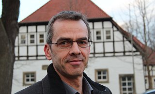Richtig glücklich ist er mit dem Ansinnen der Zählgemeinschaft nicht: Schieder-Schwalenbergs Bürgermeister wünschte in punkto Aufwandsentschädigung und Ausschussvergrößerung Zurückhaltung, auch wenn er sagt: "Natürlich ist das die Sache des Rates, diese Entscheidungen zu fällen. - Marianne Schwarzer Richtig glücklich ist er mit dem Ansinnen der Zählgemeinschaft nicht: Schieder-Schwalenbergs Bürgermeister wünschte in punkto Aufwandsentschädigung und Ausschussvergrößerung Zurückhaltung, auch wenn er sagt: "Natürlich ist das die Sache des Rates, diese Entscheidungen zu fällen. - Marianne Schwarzer
