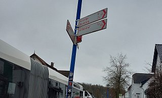 Auf den ersten Blick fällt ein Fehler auf dem Schild meist gar nicht auf - so wie hier an der Wallstraße in Schieder. Aus Lügde wurde "Lüdge". - Michaela Weiße Auf den ersten Blick fällt ein Fehler auf dem Schild meist gar nicht auf - so wie hier an der Wallstraße in Schieder. Aus Lügde wurde "Lüdge". - Michaela Weiße
