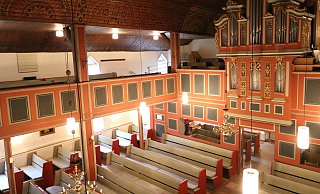 Stein des Anstoßes: Die Emporen rechts und links in der Kirche zu Bergkirchen sind aktuell bei den Mondscheinkonzerten gesperrt. Dadurch entfallen rund 150 Sitzplätze. Um die Bänke im oberen Bereich der Kirche wieder nutzen zu können, müssen erst weitere Fluchtwege geschaffen werden. - Alexandra Schaller Stein des Anstoßes: Die Emporen rechts und links in der Kirche zu Bergkirchen sind aktuell bei den Mondscheinkonzerten gesperrt. Dadurch entfallen rund 150 Sitzplätze. Um die Bänke im oberen Bereich der Kirche wieder nutzen zu können, müssen erst weitere Fluchtwege geschaffen werden. - Alexandra Schaller