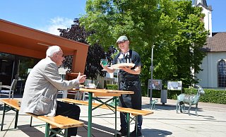 Markus Müller vom Café Orange am Leopoldshöher Marktplatz serviert Hans Korte eine erfrischende Berliner Weiße.  - Karin Prignitz