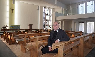 Pastor Georg Kersting freut sich, dass die Renovierungsarbeiten bald abgeschlossen sind. Er ist mit dem Ergebnis sehr zufrieden. - Michaela Weiße Pastor Georg Kersting freut sich, dass die Renovierungsarbeiten bald abgeschlossen sind. Er ist mit dem Ergebnis sehr zufrieden. - Michaela Weiße