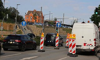 Autofahrer können von der Wohntanstraße aus derzeit nur geradeaus in die Industriestraße fahren, das Abbiegen auf die Paulinenstraße ist nicht erlaub. Die Baustelle samt verengter Fahrbahn soll noch bis zum 27. Juli dauern. - Janet König