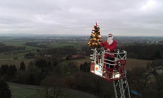 Blick aus dem Drehleiterkorb. Der Weihnachtsmann der Freiwilligen Feuerwehr Bad Salzuflen schmückt den wahrscheinlich höchsten Tannenbaum der Stadt. - Feuerwehr Bad Salzuflen Blick aus dem Drehleiterkorb. Der Weihnachtsmann der Freiwilligen Feuerwehr Bad Salzuflen schmückt den wahrscheinlich höchsten Tannenbaum der Stadt. - Feuerwehr Bad Salzuflen