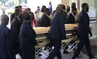 Sargträger bringen den Sarg von George Floyd für eine öffentliche Gedenkfeier in die «The Fountain of Praise» Kirche in Houston (Texas). - Foto: Eric Gay/AP/dpa