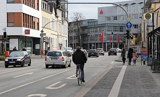 Die Grünen setzen sich für eine Verkehrswende in der Residenzstadt Detmold ein. Besonders auf der Paulinenstraße sind jeden Tag tausende Kraftfahrzeuge unterwegs, es kommt oft zu Staus. - Archivfoto: Jana Beckmann