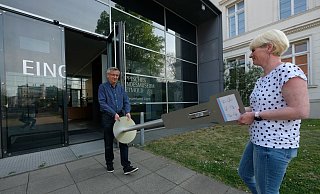 Eine Hygienestation für den Eingang: Mario Rakusa und Simone Nolte tragen sie ins Landesmuseum, wo sie am Eingang stehen soll. Es gibt noch weitere, allerdings wartet das Museum zurzeit noch auf das Mittel zur Befüllung. - Sven Koch Eine Hygienestation für den Eingang: Mario Rakusa und Simone Nolte tragen sie ins Landesmuseum, wo sie am Eingang stehen soll. Es gibt noch weitere, allerdings wartet das Museum zurzeit noch auf das Mittel zur Befüllung. - Sven Koch