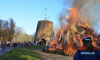 An der Kumsttonne in Oerlinghausen lodern Tannenbäume und Grünzeug auf und leuchten bis in die weite Umgebung. - Karin Prignitz