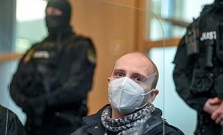 Stephan B. beim Prozess in Magdeburg im vergangenen Jahr, bei dem er zu lebenslanger Haft verurteilt wurde. - Foto: Hendrik Schmidt/dpa-Zentralbild-POOL/dpa Stephan B. beim Prozess in Magdeburg im vergangenen Jahr, bei dem er zu lebenslanger Haft verurteilt wurde. - Foto: Hendrik Schmidt/dpa-Zentralbild-POOL/dpa