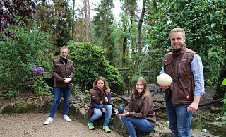 Die Biologinnen (von links) Denise Dörksen, Sarah Golüke und Chiara Rikken haben in Teamarbeit eine Zooschule aufgebaut. Vogelpark-Chef Marc-Philip Eckstein stellt das Material kostenlos im Internet zur Verfügung – es ist ein Dankeschön. - Astrid Sewing Die Biologinnen (von links) Denise Dörksen, Sarah Golüke und Chiara Rikken haben in Teamarbeit eine Zooschule aufgebaut. Vogelpark-Chef Marc-Philip Eckstein stellt das Material kostenlos im Internet zur Verfügung – es ist ein Dankeschön. - Astrid Sewing