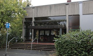 Die Großraumturnhalle an der Sekundarschule in Bösingfeld muss dringend saniert werden. Die Gemeinde beantragt nun eine Förderung. Und auch für die Sanierung der Turnhalle in Silixen soll es eine Finanzspritze geben, so der Wunsch. - Carolin Brokmann Die Großraumturnhalle an der Sekundarschule in Bösingfeld muss dringend saniert werden. Die Gemeinde beantragt nun eine Förderung. Und auch für die Sanierung der Turnhalle in Silixen soll es eine Finanzspritze geben, so der Wunsch. - Carolin Brokmann