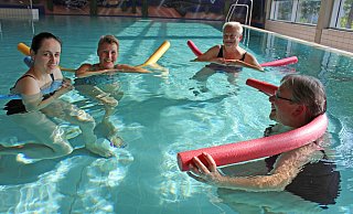 Im Lehrschwimmbecken: Kursusleiterin Evelin Biegner (Bildmitte mit gelber Poolnudel) möchte den Teilnehmern die Angst vorm Wasser  nehmen. - Sandra Castrup