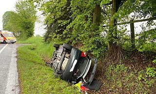 Der VW landet im Straßengraben. - Feuerwehr Blomberg