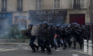 Bereitschaftspolizisten stoßen mit Jugendlichen bei einer Demonstration zusammen. - Thibault Camus/AP/dpa Bereitschaftspolizisten stoßen mit Jugendlichen bei einer Demonstration zusammen. - Thibault Camus/AP/dpa