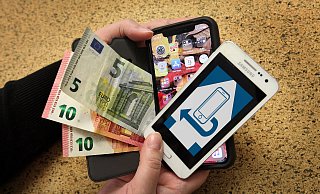 25 Euro Pfand pro Handy &ndash; das stellen sich die Gr&uuml;nen vor. Beim Einzelhandel und bei Entsorgern st&ouml;&szlig;t dieses Ansinnen allerdings auf herzlich wenig Gegenliebe. Recycling lohnt sich auch ohne Pfand, meint die evangelische Kirche Westfalen. - Marianne Schwarzer