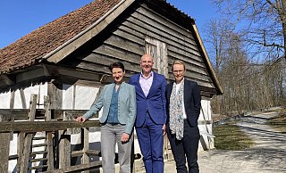 Museumsdirektorin Dr. Marie Louisa Allemeyer (links), LWL-Direktor Dr. Georg Lunemann und Projektleiterin Dr. Alice Anna Schröder-Klaassen laden Besucher zu einer neuen Ausstellung und weiteren Veranstaltungen auf das Gelände des LWL-Freilichtmuseums ein. - Cordula Gröne Museumsdirektorin Dr. Marie Louisa Allemeyer (links), LWL-Direktor Dr. Georg Lunemann und Projektleiterin Dr. Alice Anna Schröder-Klaassen laden Besucher zu einer neuen Ausstellung und weiteren Veranstaltungen auf das Gelände des LWL-Freilichtmuseums ein. - Cordula Gröne