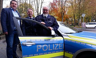 Landrat Dr. Axel Lehmann und Polizeidirektor Jürgen Siebel (von links) begrüßen den neuen Bezirksdienstbeamten für Heidenoldendorf, Detlef Numrich. - Lorraine Brinkmann
