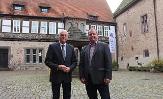 Bürgermeister Klaus Geise (links) möchte neutral zwischen Arne Brand (rechts), Allgemeiner Vertreter der Verbandsvorsteherin sowie Marek N. Riegger, Geschäftsführer der Hotelbetriebsgesellschaft RIMC, vermitteln - Michaela Weiße