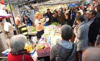 Die Stände auf der Kombi-Messe sind oft dicht umlagert. Immer wieder dürfen die Besucher auch testen und probieren. - Nicole Ellerbrake Die Stände auf der Kombi-Messe sind oft dicht umlagert. Immer wieder dürfen die Besucher auch testen und probieren. - Nicole Ellerbrake