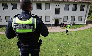 Der Kommunale Ordnungsdienst Detmold-Lippe (hier am D&ouml;ren in Augustdorf) h&auml;tte keine Befugnisse, bei Gewaltdelikten einzugreifen. Das stellt die Verwaltung in Lemgo klar und reagiert damit auf einen Antrag der BfL. - Archivfoto: Ordnungspartnerschaft Augustdorf