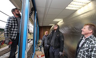 Sanierung der Sekundarschule Extertal: Um den Austausch der Fenster im Lehrerzimmer kümmern sich (von links) Andreas Stolz, Paul Romanowski, Bernd Oelrichs und Brian Wodtke von der Firma Winter aus Lage. - Jens Rademacher Sanierung der Sekundarschule Extertal: Um den Austausch der Fenster im Lehrerzimmer kümmern sich (von links) Andreas Stolz, Paul Romanowski, Bernd Oelrichs und Brian Wodtke von der Firma Winter aus Lage. - Jens Rademacher