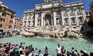 Bereits Mitte Juli stiegen die Temperaturen in Rom auf nahezu 40 Grad im Schatten. Kein Wunder, dass die Touristen hier die Nähe zum Trevi-Brunnen suchen, und das nicht nur für den obligatorischen Münzwurf über die Schulter. - Till Brand