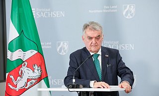 Herbert Reul (CDU), Innenminister von Nordrhein-Westfalen, spricht auf einer Pressekonferenz. - Jan Woitas/dpa Herbert Reul (CDU), Innenminister von Nordrhein-Westfalen, spricht auf einer Pressekonferenz. - Jan Woitas/dpa