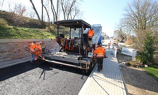 Asphaltarbeiten auf der Hohenhauser Stra&szlig;e in H&ouml;he der St&uuml;tzmauer (Bauabschnitt I). - Jens Rademacher