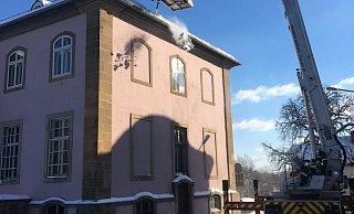 Vom Schloss Schötmar drohte ein sogenanntes „Schneebrett" auf die Schloßstraße zu stürzen. - Feuerwehr Bad Salzuflen Vom Schloss Schötmar drohte ein sogenanntes „Schneebrett" auf die Schloßstraße zu stürzen. - Feuerwehr Bad Salzuflen