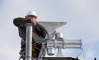 Ein Monteur der Firma Sonnenburg Electronic AG befestigt eine neue Sirene auf dem Dach des Bildungshauses Weerth-Schule. Seit 2016 sind im Stadtgebiet weitere Anlagen installiert worden. - Archivfoto: Torben Gocke
