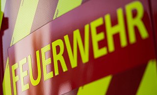 Die Feuerwehr war in der Nacht mit zahlreichen Einsatzkräften an der Bergung des festgefahrenen Lkw beteiligt. (Symbolbild) - Marijan Murat/dpa Die Feuerwehr war in der Nacht mit zahlreichen Einsatzkräften an der Bergung des festgefahrenen Lkw beteiligt. (Symbolbild) - Marijan Murat/dpa