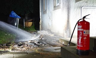 Mit einem mit Polizeiwagen befindlichen Feuerlöscher bekämpften die Polizisten erfolgreich den Brand. - Freitag Medien Gruppe/Stock