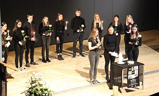 Schüler des Stadtgymnasiums zünden Kerzen für die Opfer des Nationalsozialismus an. - Kirsten Fuhrmann Schüler des Stadtgymnasiums zünden Kerzen für die Opfer des Nationalsozialismus an. - Kirsten Fuhrmann