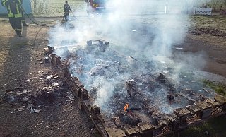 Am Samstagmorgen löschte die Feuerwehr den Rest des Brandes. Das Feuer muss schon in der Nacht gelodert haben, blieb aber unbemerkt. - Feuerwehr Leopoldshöhe Am Samstagmorgen löschte die Feuerwehr den Rest des Brandes. Das Feuer muss schon in der Nacht gelodert haben, blieb aber unbemerkt. - Feuerwehr Leopoldshöhe