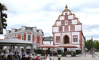 Demnächst offiziell Fußgängerzone: Rund um das historische Rathaus ist neues Pflaster verlegt worden. Bei schönem Wetter laden mehrere Außengastronomien zum Verweilen ein. Die Atmosphäre soll künftig durch so wenig Verkehr wie möglich gestört werden. - Paul Cohen Demnächst offiziell Fußgängerzone: Rund um das historische Rathaus ist neues Pflaster verlegt worden. Bei schönem Wetter laden mehrere Außengastronomien zum Verweilen ein. Die Atmosphäre soll künftig durch so wenig Verkehr wie möglich gestört werden. - Paul Cohen