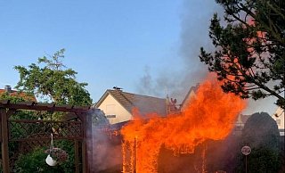 Die Hütte brannte bei Ankunft der Wehr bereits in voller Ausdehnung. - Feuerwehr Lage Die Hütte brannte bei Ankunft der Wehr bereits in voller Ausdehnung. - Feuerwehr Lage