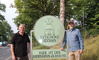 Cord Brüning (links), Vorsitzender des Heimatvereins Hiddesen, und Stellvertreter André Sedlaczek stellen das neue Ortsschild für Hiddesen vor. - Cordula Gröne