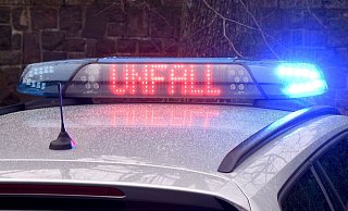 Die Leuchtschrift &laquo;Unfall&raquo; auf dem Dach eines Polizeiwagens. - Carsten Rehder/dpa/Symbolbild