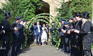 Der "schönste Tag ihres Lebens": Für einige Stunden ziehen Nathalie und Max König die Gummistiefel aus. Mitten in den Aufräumarbeiten nach dem verheerenden Hochwasser heiraten die beiden auf Gut Steinbeck in Wüsten. Nach der Trauung stehen Kameraden der Freiwilligen Feuerwehr und Arbeitskollegen von Schornsteinfegerin Nathalie König Spalier. - Fotorechte Max König Der "schönste Tag ihres Lebens": Für einige Stunden ziehen Nathalie und Max König die Gummistiefel aus. Mitten in den Aufräumarbeiten nach dem verheerenden Hochwasser heiraten die beiden auf Gut Steinbeck in Wüsten. Nach der Trauung stehen Kameraden der Freiwilligen Feuerwehr und Arbeitskollegen von Schornsteinfegerin Nathalie König Spalier. - Fotorechte Max König