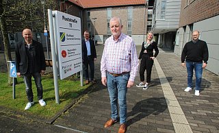 Kämmerer Burkhard Rüther (vorn) geht in den Ruhestand. Damit wird die Verwaltung mit (von links) Bauamtsleiter Dirk Süllwold, Bürgermeister Friso Veldink, der neuen Kämmerin Kathrin Dobrileit und dem neuen Fachbereichsleiter Axel Jungblut umorganisiert. - Jens Rademacher